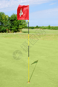 课程营销红色带有红旗的绿色高尔夫田季节课程高尔夫球游戏天空红色旗帜娱乐蓝色草地背景