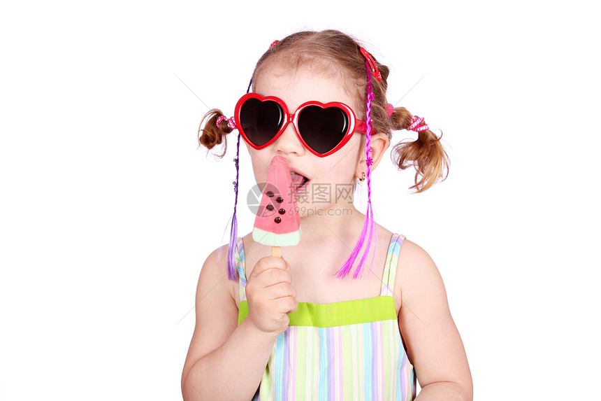 有西瓜冰淇淋和墨镜的小女孩图片