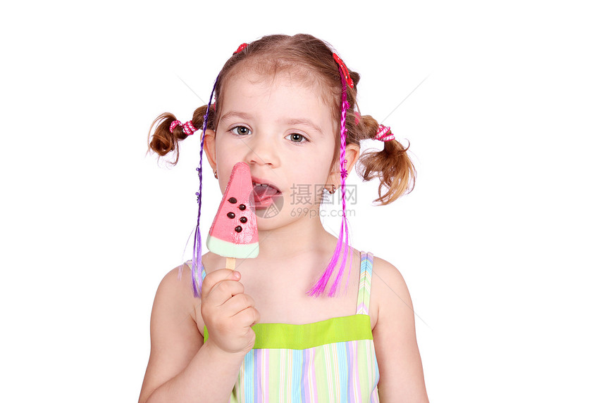 有西瓜冰淇淋的小女孩图片