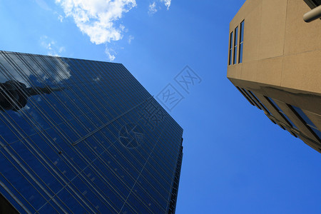 摩天大楼窗户蓝色天空市中心玻璃反射金融商业生活建筑学背景图片
