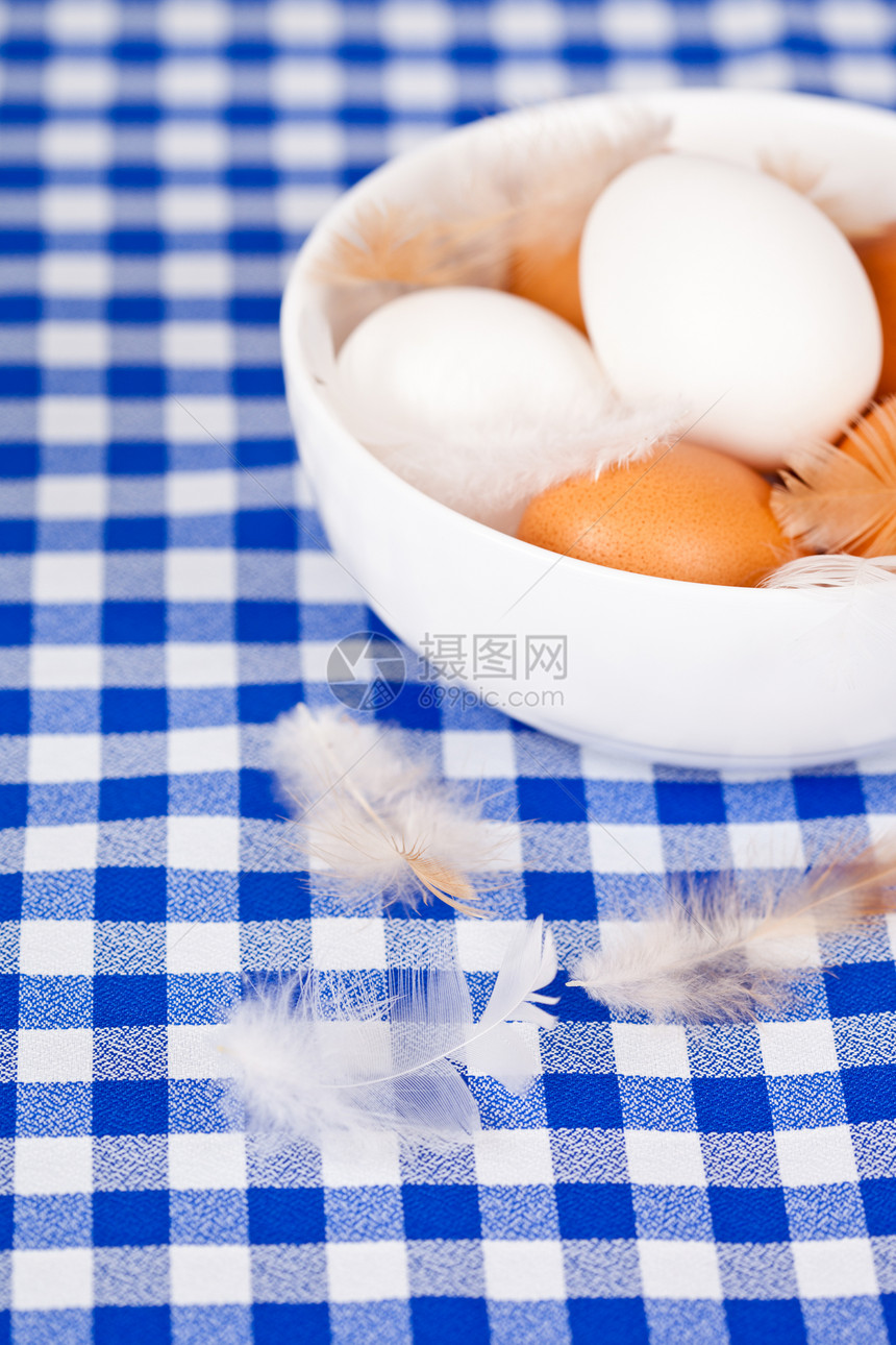 棕色和白色鸡蛋厨房营养陶瓷斑点纺织品蓝色桌子食物制品烹饪图片