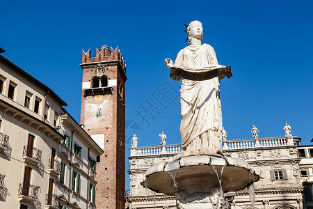 维罗纳省上的不老泉和麦当娜神像 V大理石石头旅游纪念碑喷泉城市女士蓝色旅行正方形背景图片