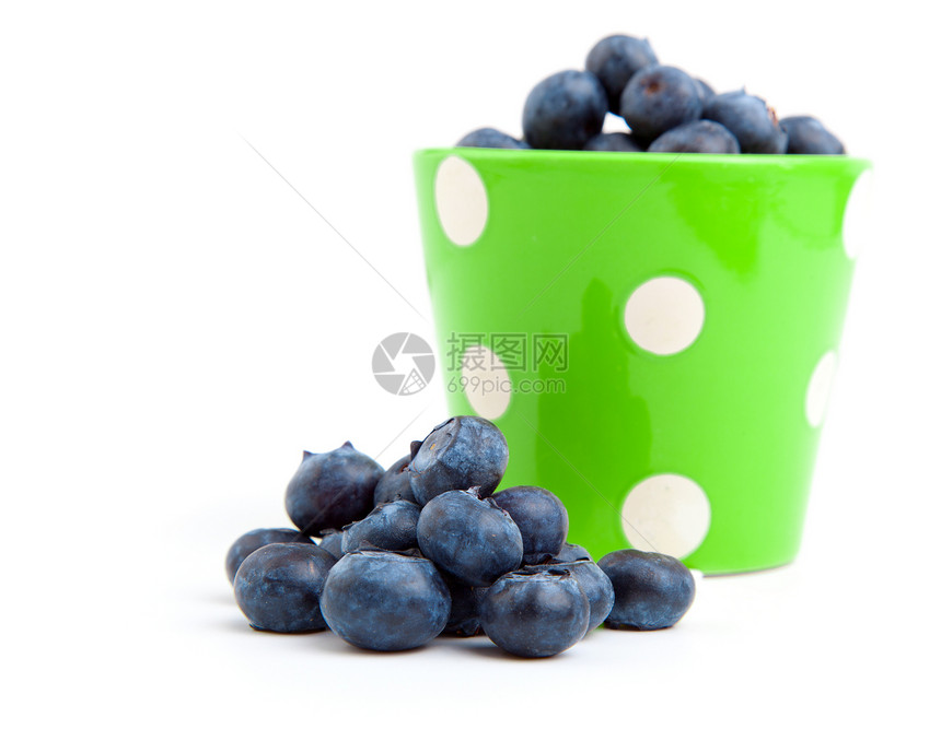 白色背景的绿色杯子上的新蓝莓蓝色水果食物甜点活力小吃黑色浆果图片