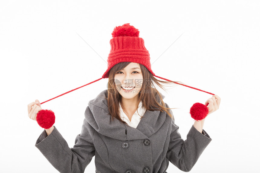 身穿冬衣和帽子的快乐年轻女子图片