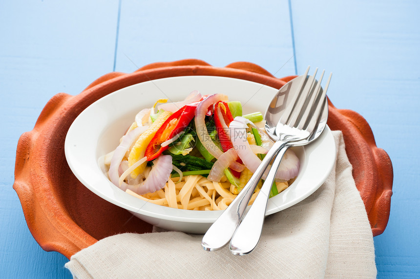 辣椒素面条盘子搅拌食物筷子油炸午餐营养美食蔬菜餐厅图片