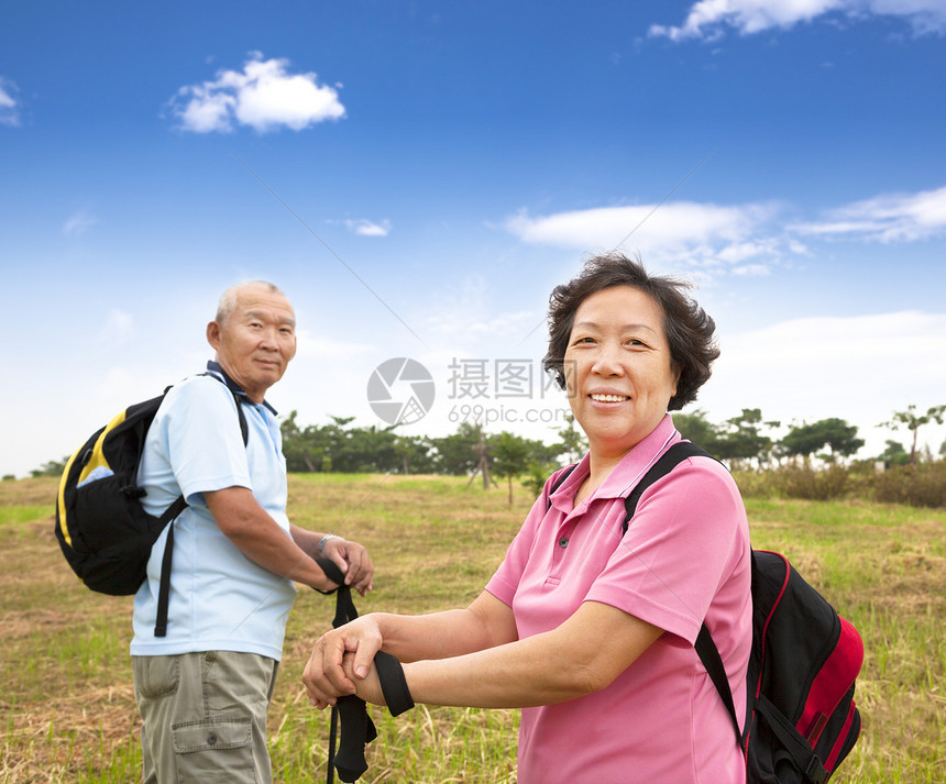 农村高龄夫妇徒步远足图片
