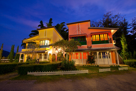 意大利家庭风格日落日出叶子酒店村庄植物天空环境建筑窗户背景图片