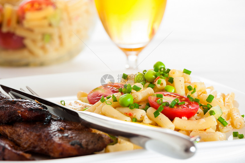 牛排和意大利面啤酒猪肉烹饪玻璃蔬菜洋葱沙拉面条油炸胡椒图片