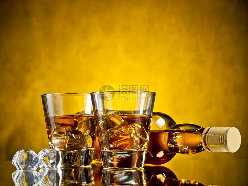 两杯酒液体反射瓶子饮料玻璃黄色调子静物岩石棕色图片
