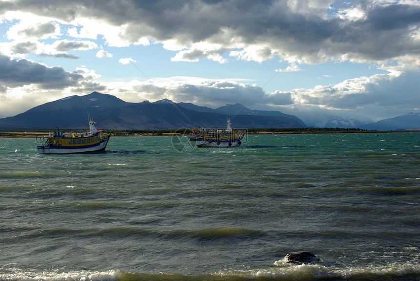 智利纳塔莱斯港峡湾荒野海洋风景多云图片