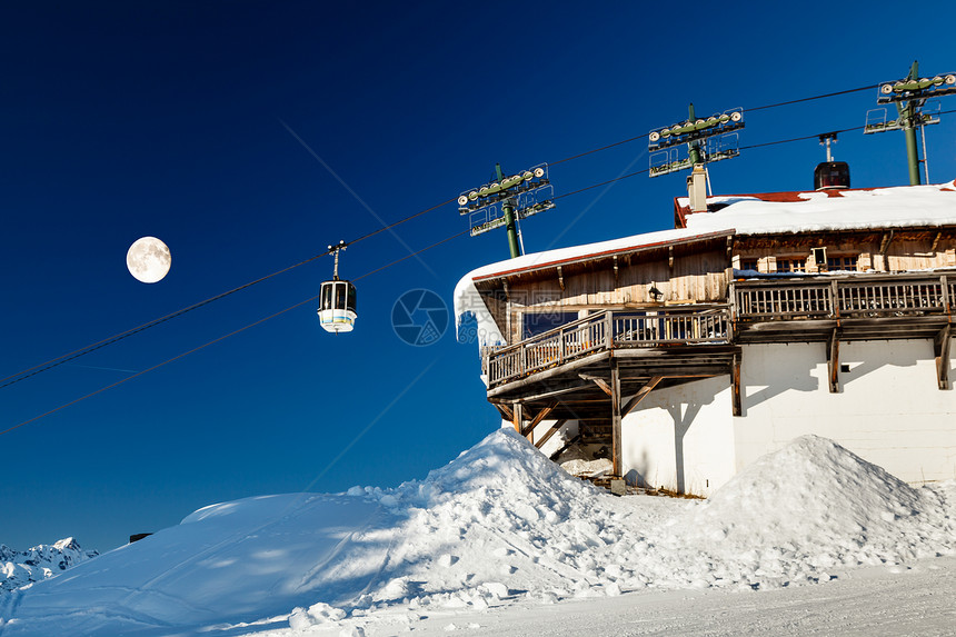 法属阿尔卑斯山上有线高升降站的满月和贡多拉图片