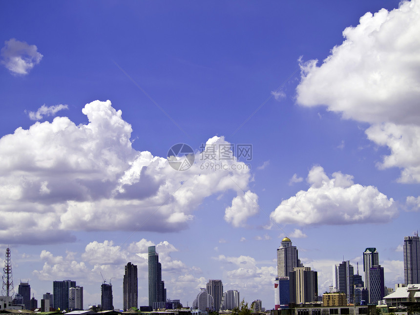 蓝色天空有云 城市建筑高大图片