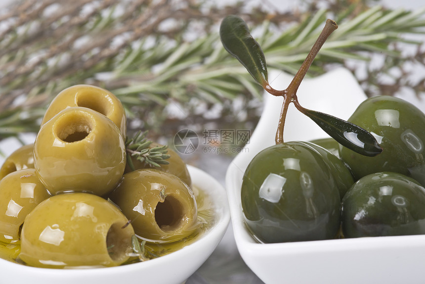 橄榄和芳香药草饮食食物勺子石头美食迷迭香水果农业蔬菜素食图片