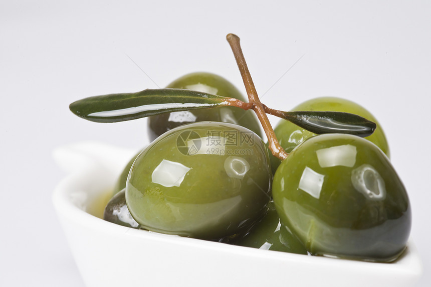 含油的绿橄榄水果饮食食物美食树叶小吃飞碟蔬菜勺子绿色图片