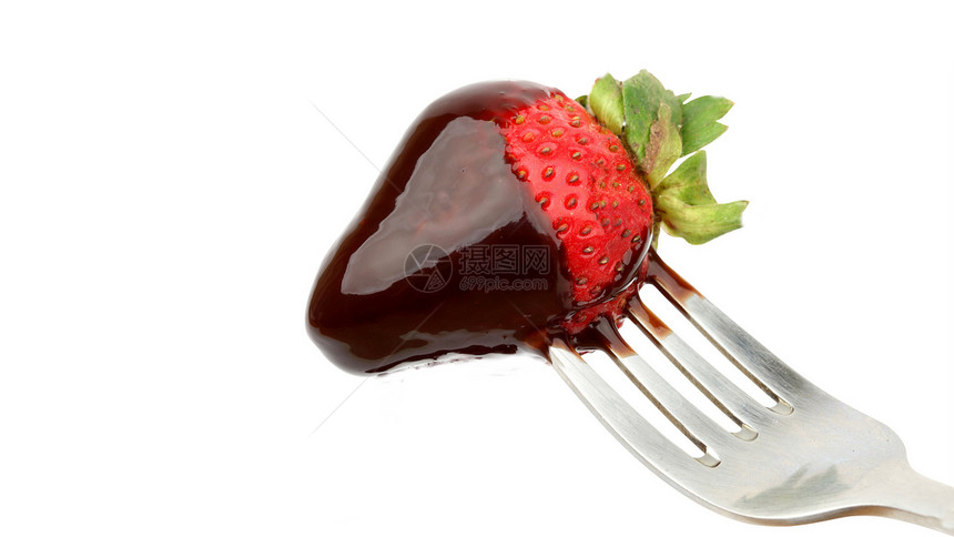 叉子上涂着巧克力的草莓图片