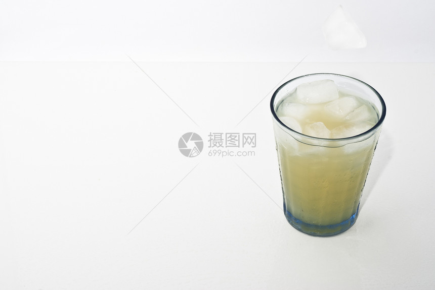 冰的鸡尾酒加冰水果稻草派对异国性别橙子反射果汁饮料庆典图片