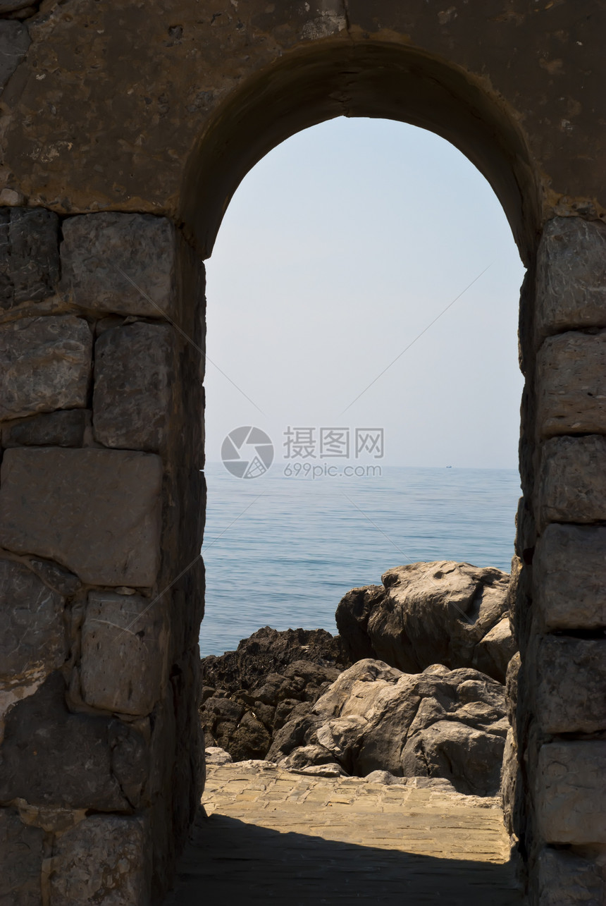 塞法卢古老的大拱门 有海和岩石图片
