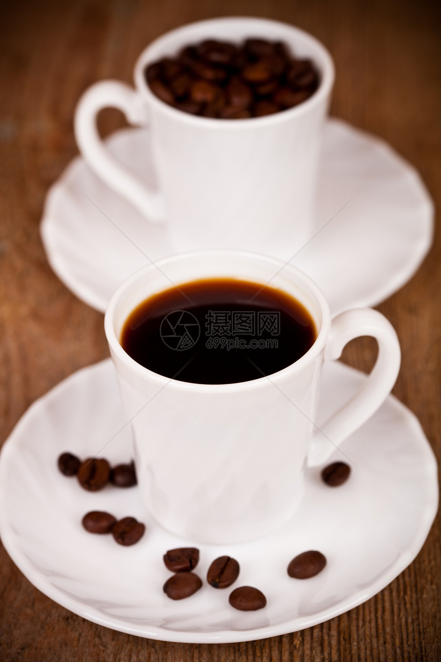 两杯咖啡加满咖啡杯子酿造种子豆子粮食黑色地面宏观白色棕色图片