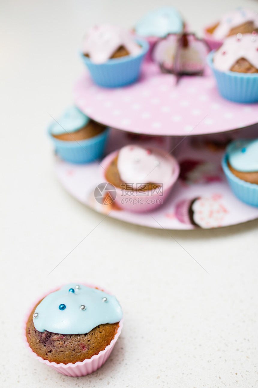 自制蓝色和粉红色纸杯蛋糕黄油食物工作室甜点奶油装饰杯子配料粉色糖霜图片