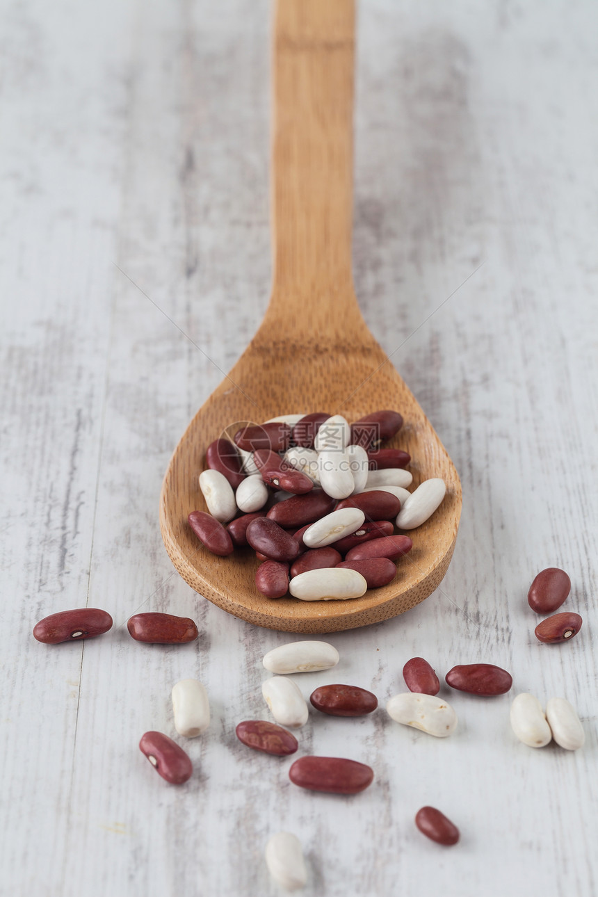 红豆和白豆饮食健康营养维生素桌子豆类勺子豆子生物食物图片