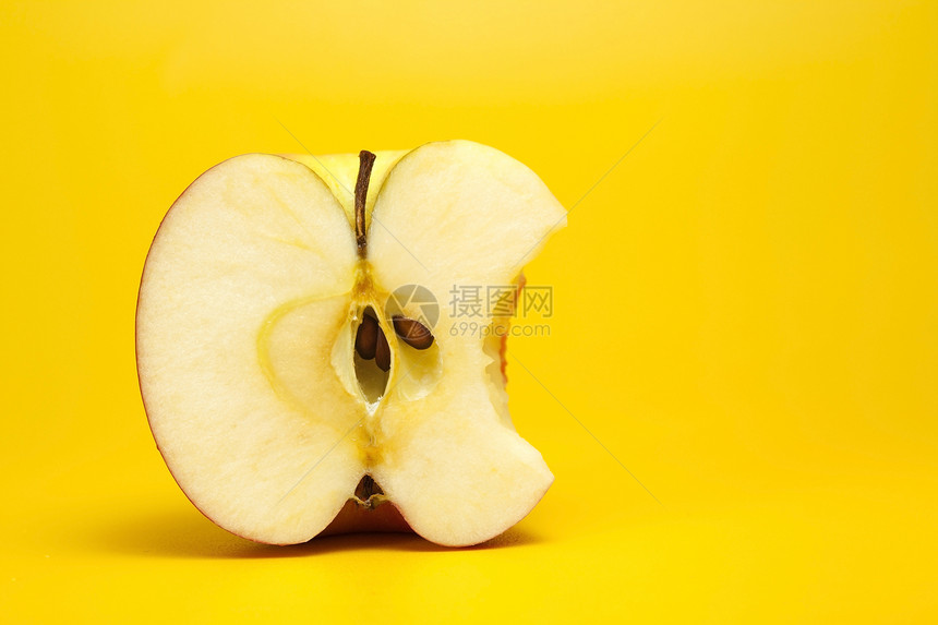 红苹果切成两半图片