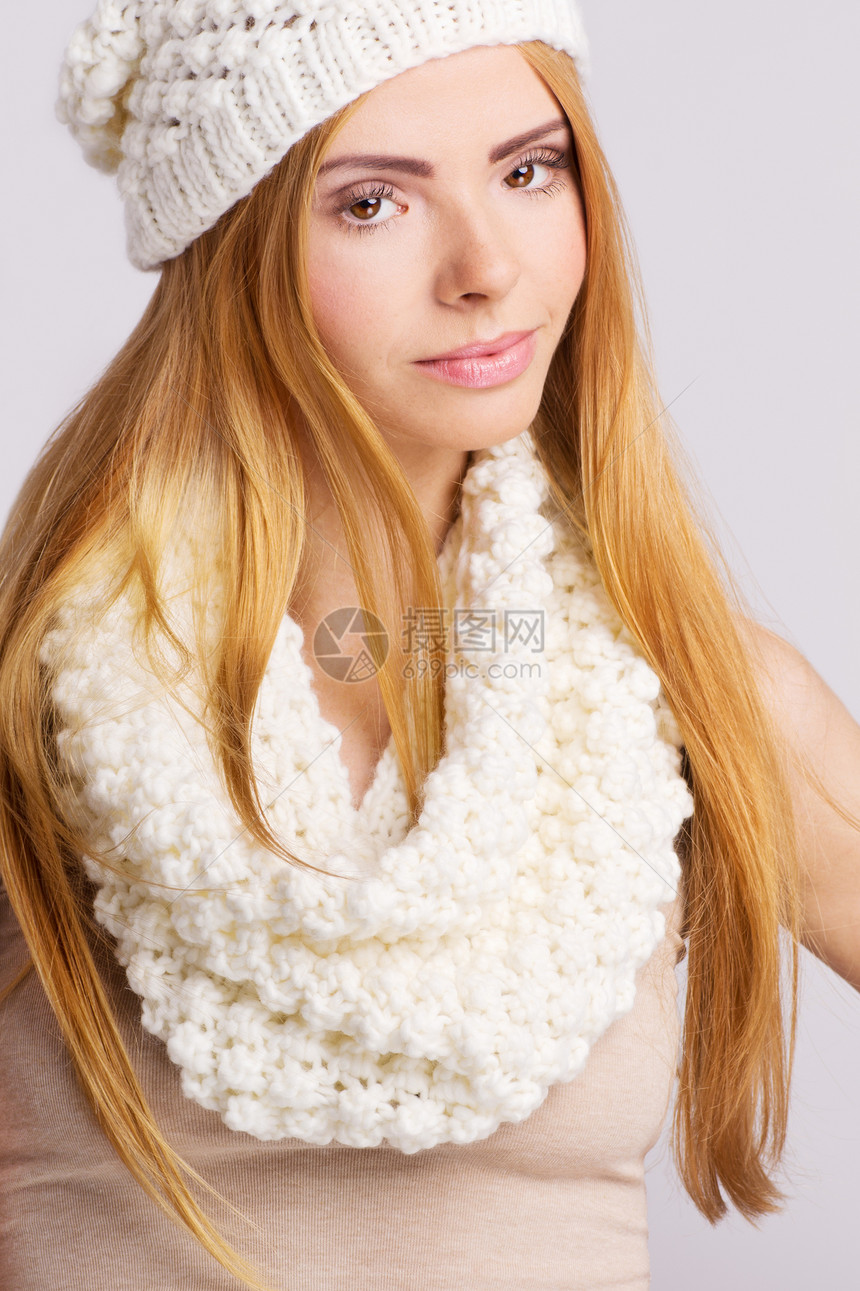 身戴白羊毛帽和毛发的年轻女子图片