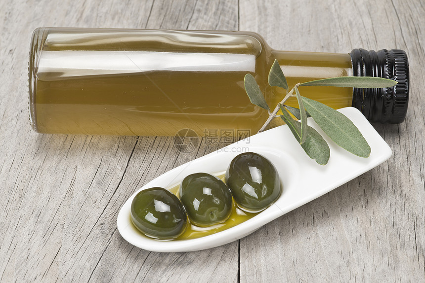 维尔京橄榄油和绿橄榄树叶素食水果工作沙拉飞碟食物饮食瓶子美食图片