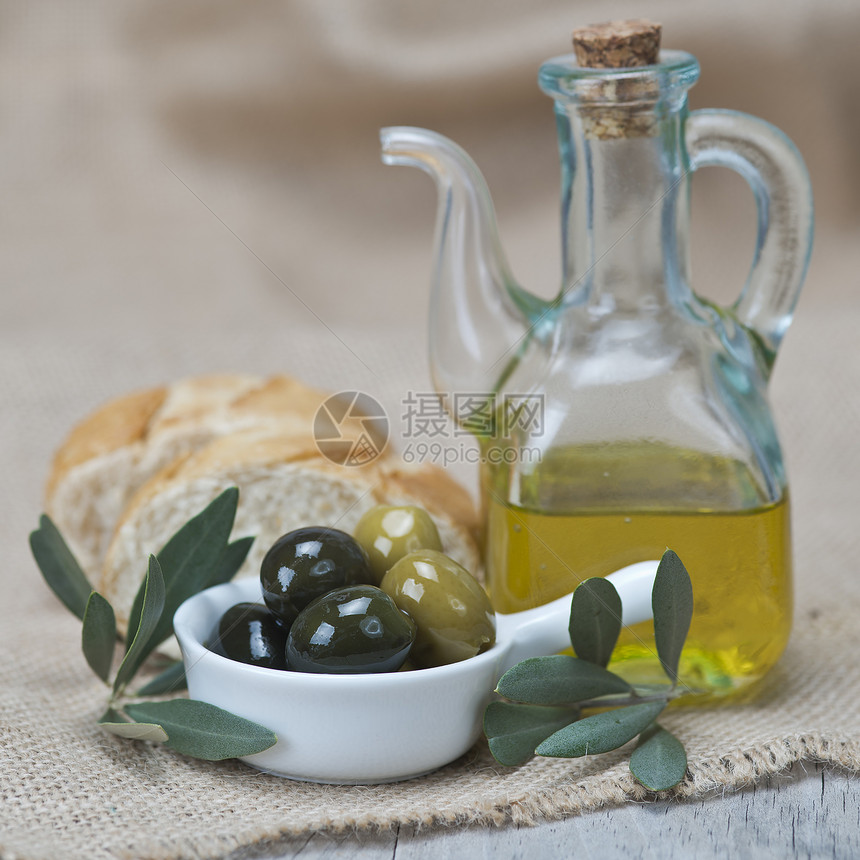 含橄榄和面包的橄榄油农业小吃玻璃工作美食营养蔬菜沙拉饮食素食图片