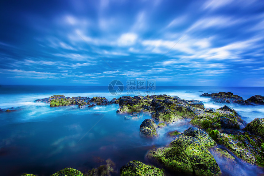 蓝色蓝海的黄昏笼罩着海洋和阴云天空岩石海浪日出火山苔藓木材黑色绿色日落图片