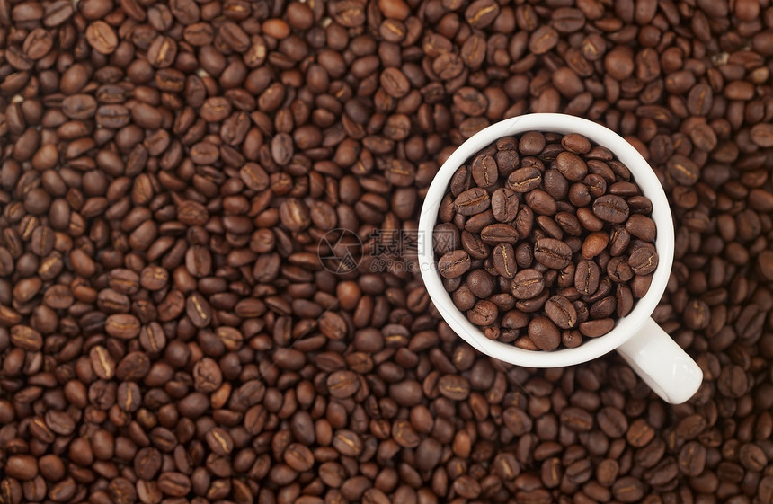 咖啡杯中的咖啡豆宏观奢华黑色种子香气生活研磨咖啡店棕色美食图片