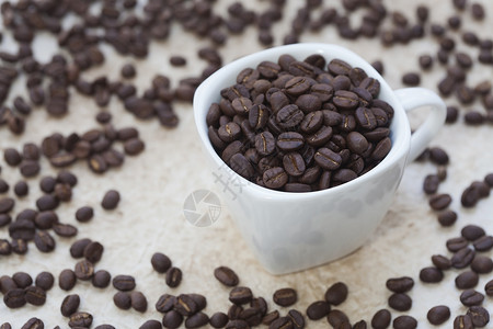 咖啡杯中的咖啡豆黑色种子生活研磨美食杯子奢华工作室芳香香气背景图片