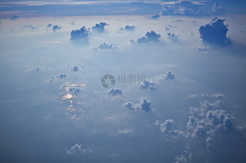 蓝色天空高视图环境运输飞机天气旅行气氛太阳场景天际阳光图片