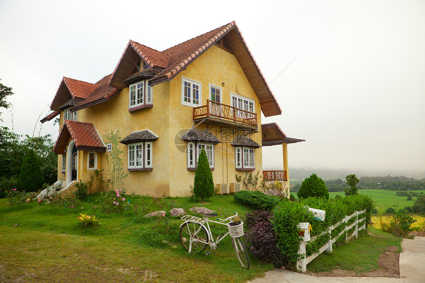 欧洲风格之家天空村庄房子蓝色旅游季节农场文化风景场地图片