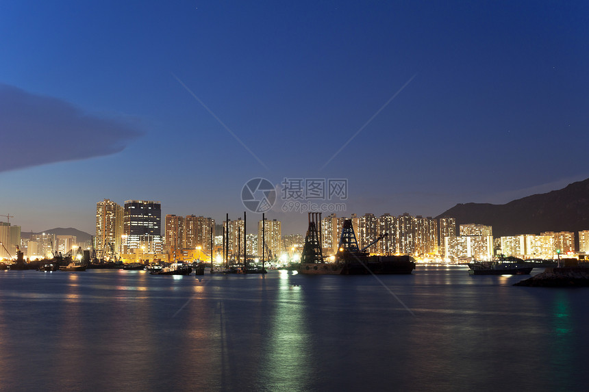 晚上在香港电缆天空商业海岸渡船反射城市天际游客地标图片