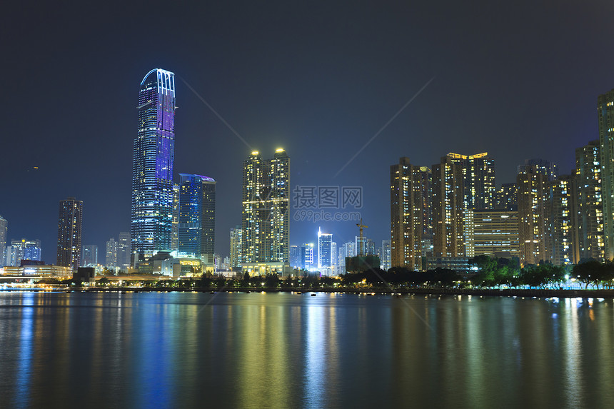 晚上在香港连接器金属游客旅游摩天大楼反射天空电缆天际地标图片