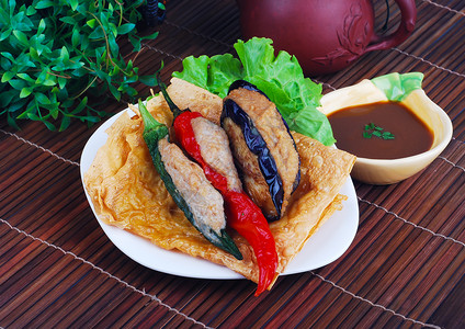 美味的亚洲菜辣椒食物客家人美食油炸绿色永头红色背景图片