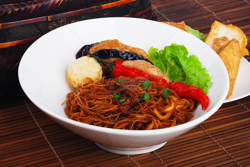 面条在背景亚西娅食物上盘子传统筷子饮食用餐文化香料饥饿味道午餐图片