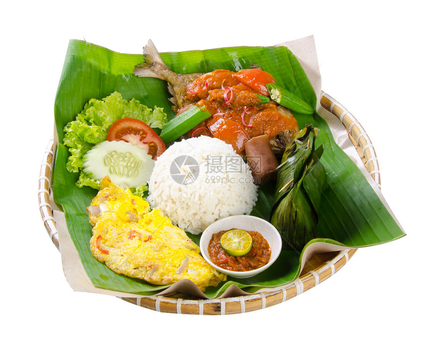 印度尼西亚特殊鱼菜 伊肯 背景情况柠檬沙拉香料豆子叶子辣椒食物午餐香蕉盘子图片