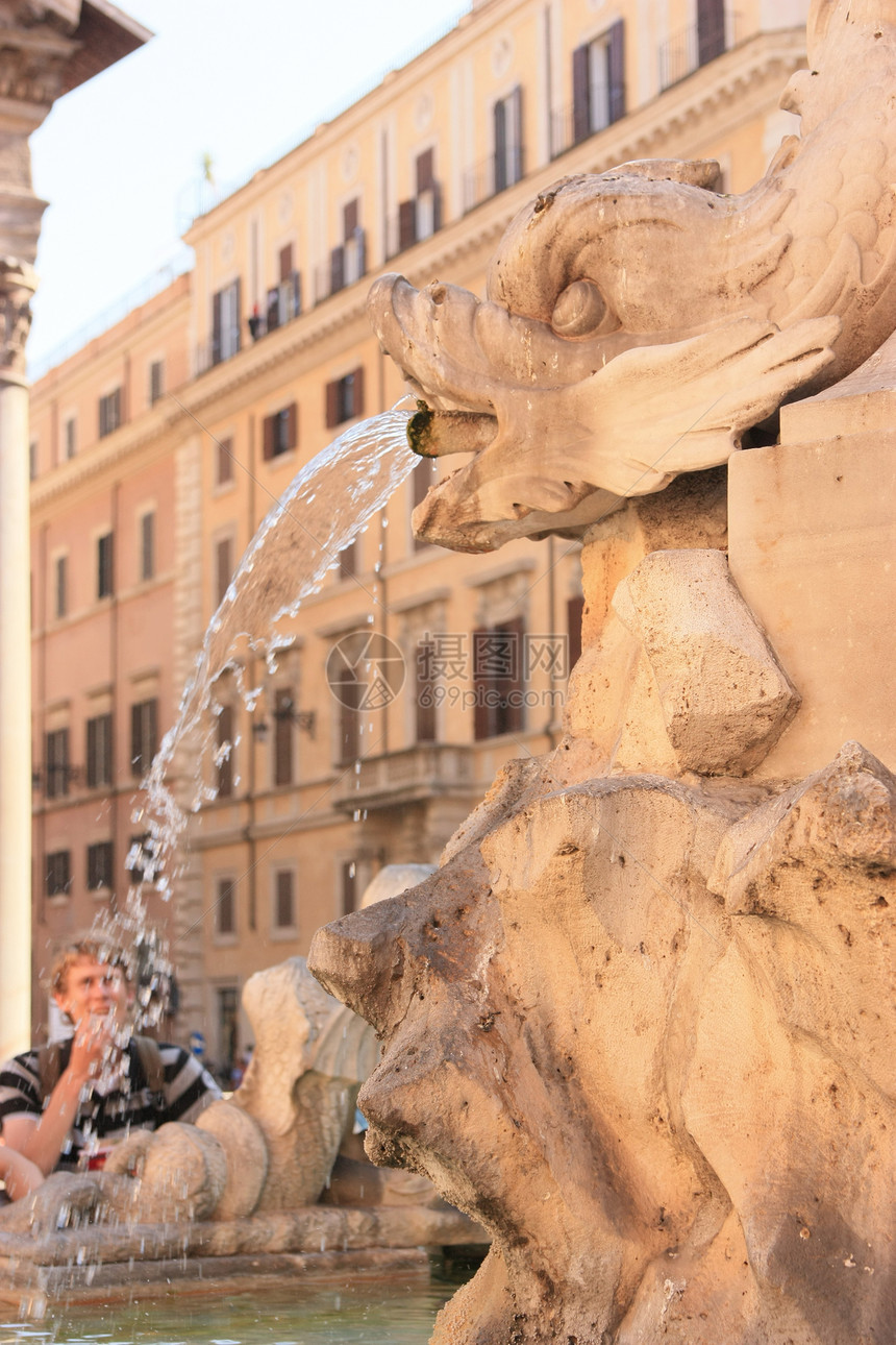 罗马不老泉石头旅行喷泉黄色图片