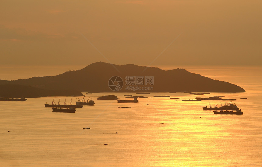 货物船在黄昏时的景象库存车辆港口船运基础设施码头门户网站货运子集运输图片