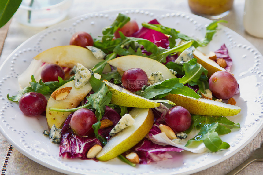 梨加葡萄和蓝奶酪沙拉食物健康火箭敷料绿色沙拉饮食美味水果蔬菜图片
