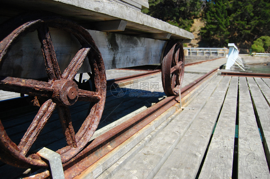 码头旧马车的金属轮图片