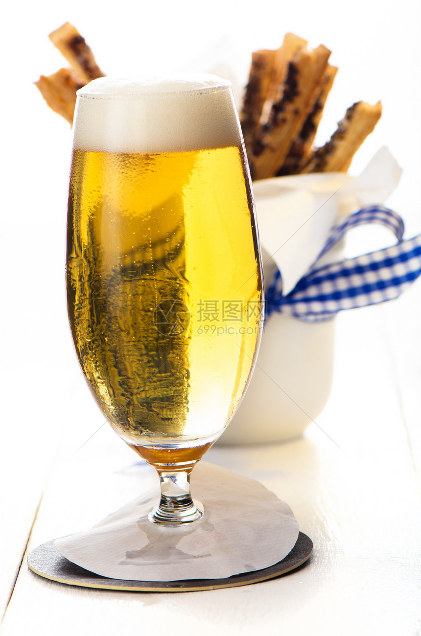 脆冻棒和啤酒服务酒精食物午餐液体宏观泡沫产品饮料土豆图片