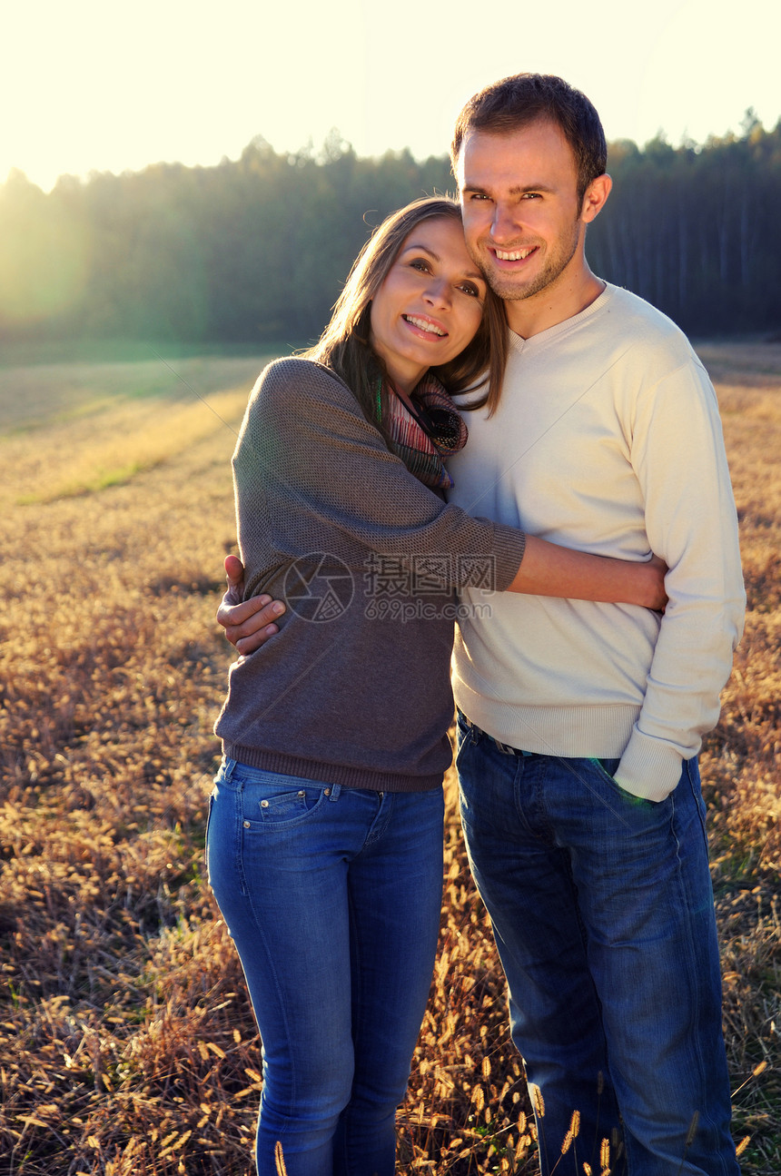 秋天年轻拥抱的情侣微笑夫妻休息黄色闲暇喜悦合伙公园图片