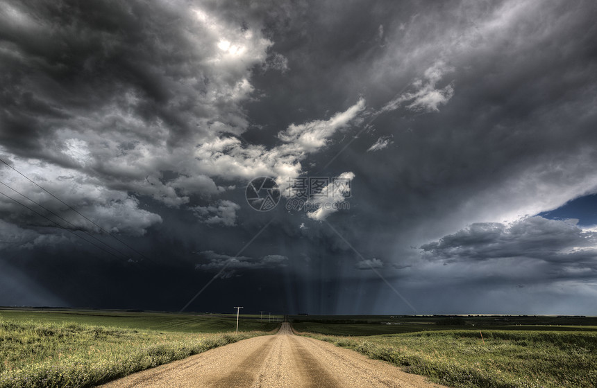 萨斯喀彻温雷雨天空场景荒野戏剧性风景危险天气图片