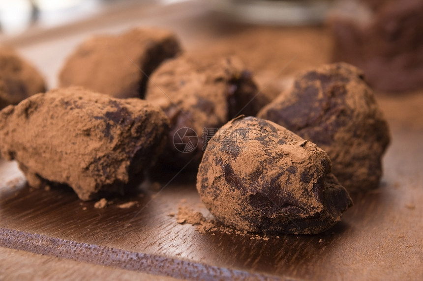 自制巧克力松露香草甜点奶油展示巧克力可可圆形团体灰尘复数图片