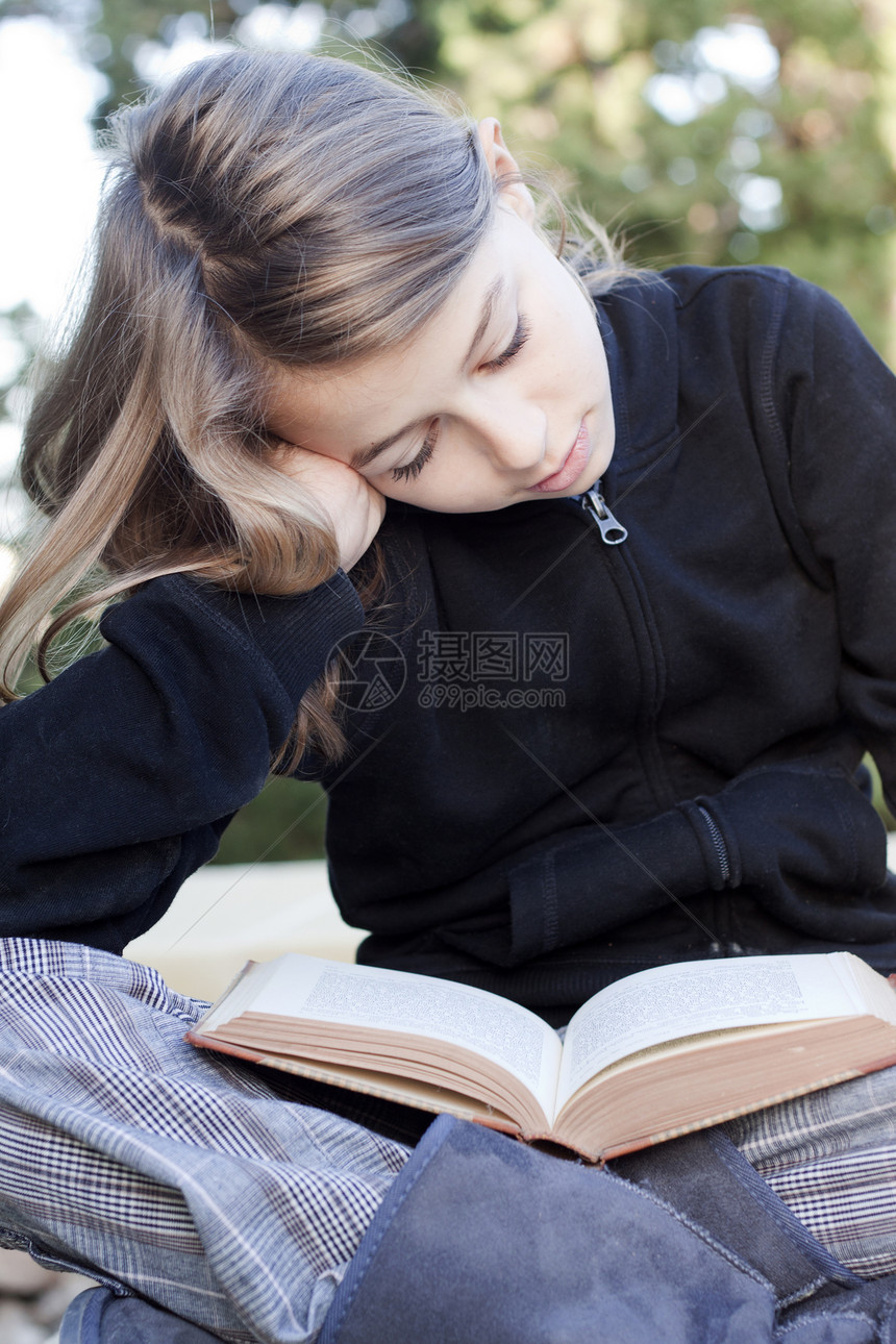 女童阅读书圣经靴子图书开襟衫学习女孩们女孩阅读图片