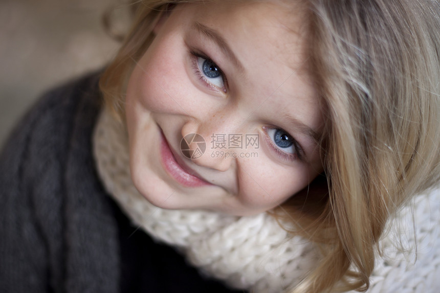 一个女孩对着镜头微笑的肖像小女孩酒窝开襟衫快乐喜悦女性活力睫毛童年焦距图片