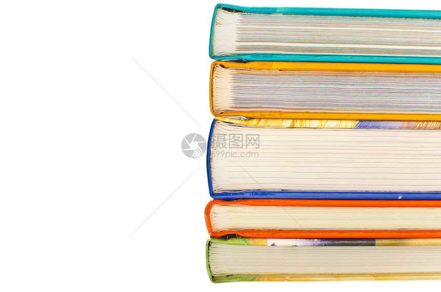 白背景一排堆叠的书收藏宏观图书馆教育知识学习大学出版物体积文学图片