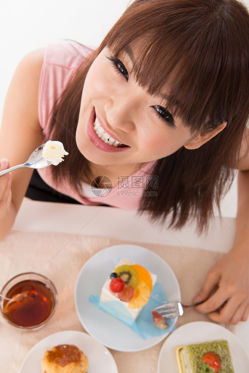 吃蛋糕甜点饮料勺子女士享受快乐闲暇女性女孩小吃图片